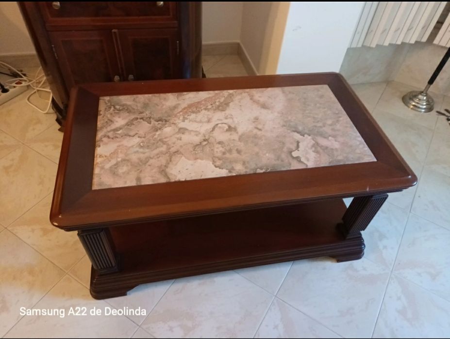 Mesa de sala retangular com tampo de mármore.