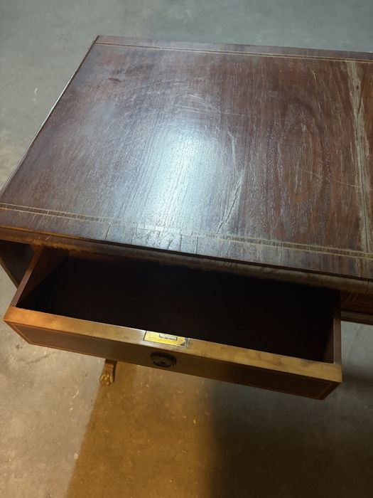 Mesa de apoio com gavetas antiga