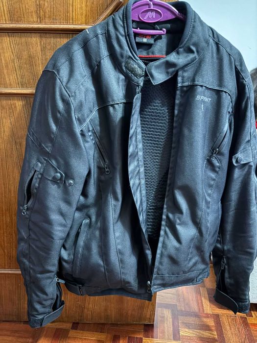 Casaco, capacete e luvas para mota