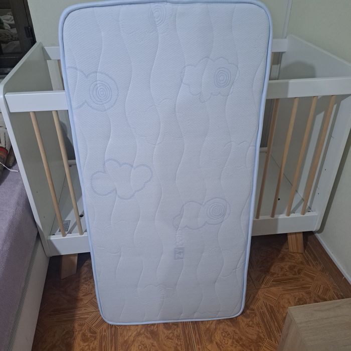 Berço de bebé + colchão e roupa de cama incluídos