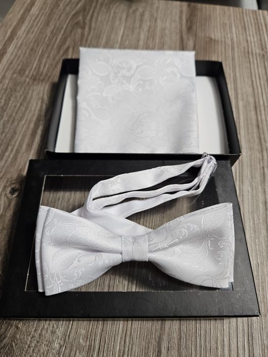 Komplet mucha z poszetką żakardowa biała wzór