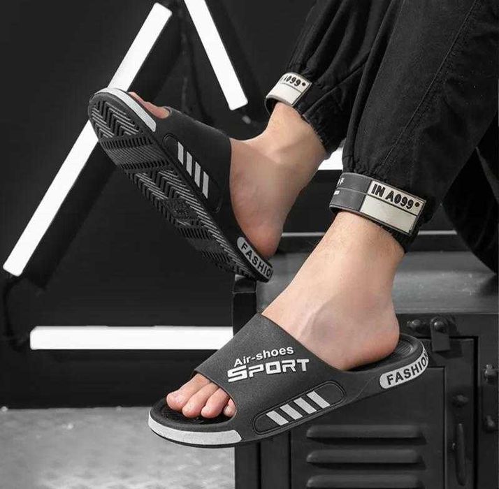 Шльопанці чоловічі з протиковзкою підошвою .