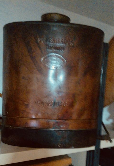 Pulverizador agrícola manual antigo