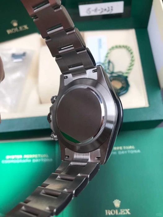 nowy modny zegarek analogowy