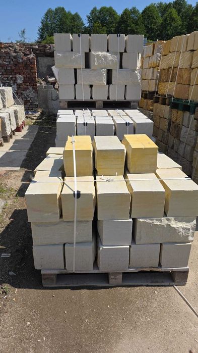 ~41~kamień murowy z piaskowca 4 strony cięte, 2 strony łupane 20/20/40