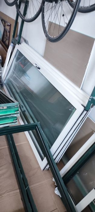 Janelas branco e aro verde