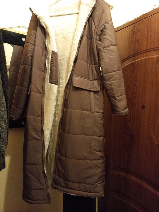 Płaszcz koloru brązowego z korzuszkiem