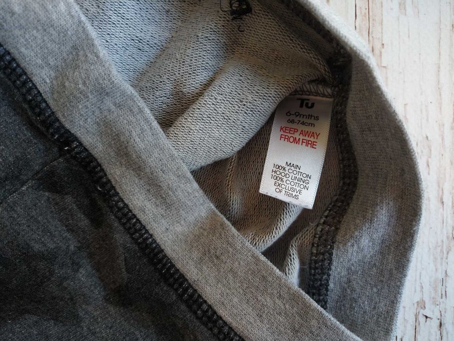 74 Szara bluza z kapturem w gwiazdki TU
