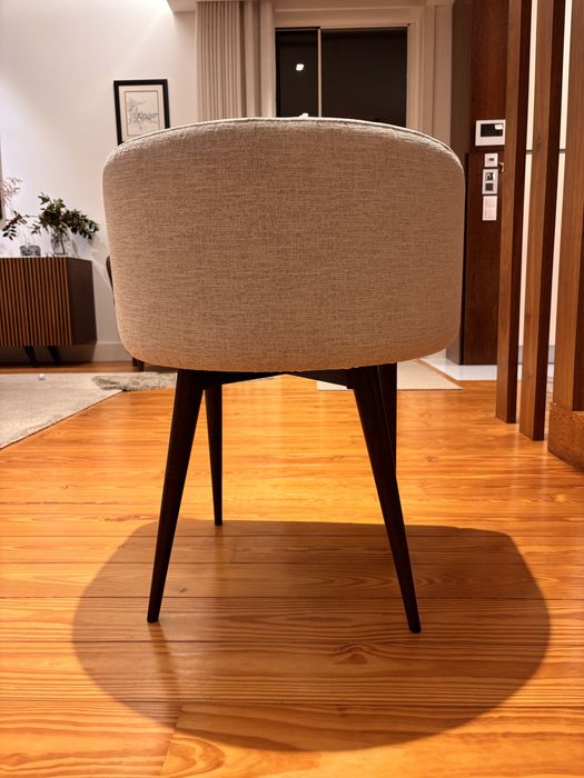 8 Cadeiras em Tecido Beije mesclado  e Pés em Sucupira.