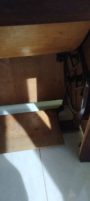 Швейна машинка в тумбочці