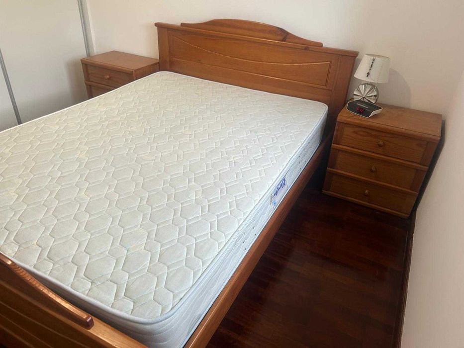 Quarto Completo em Pinho Maciço – Excelente Estado