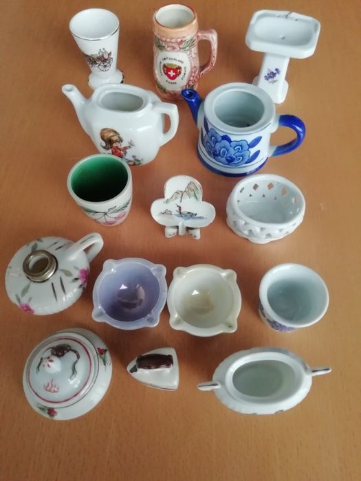 Conjunto de pequenas peças em porcelana.