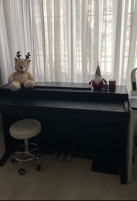 Продам цифрове фортепіано Korg