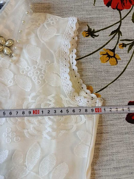 Bluzka z ozdobnym kołnierzykiem