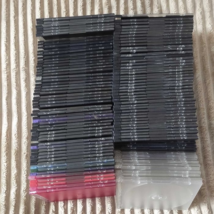 Продам прозрачные коробки для хранения CD & DVD дисков в отличном состоянии.