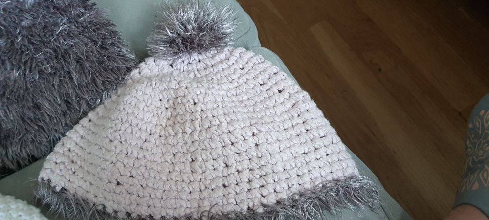 2 czapki hand made bawełna, włoczka włochate igiełki i białą. Rękodzie