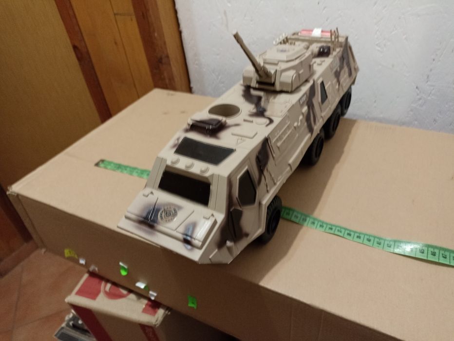Zabawkowy kołowy transporter opancerzony z działkiem wydający dziwięki