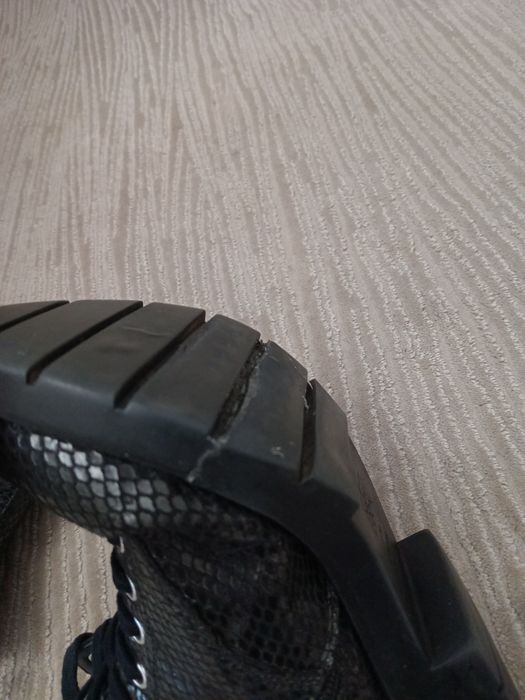 Botki z zamkiem czarne