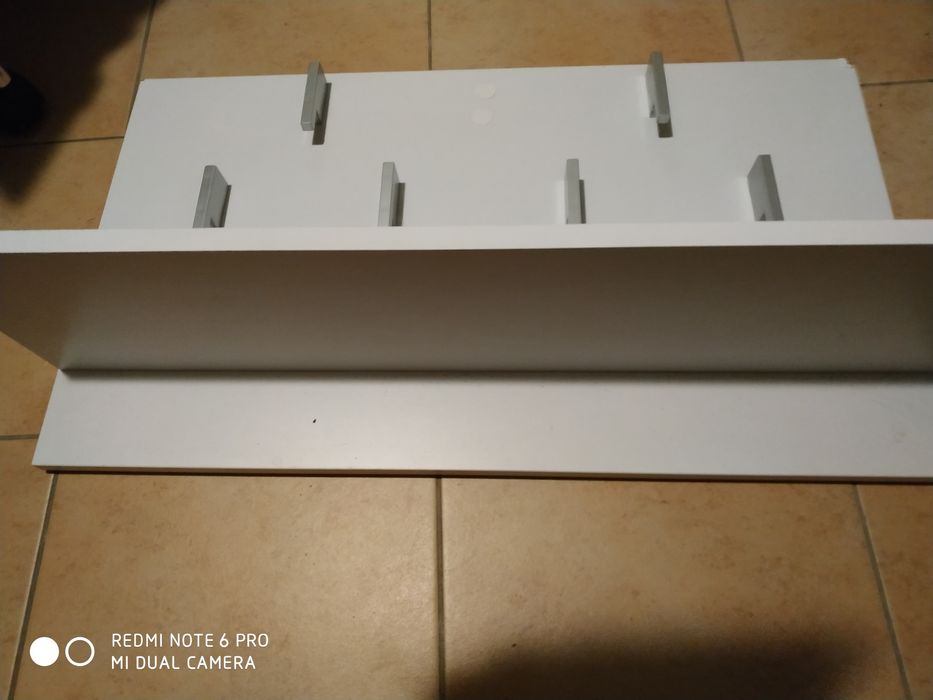 Wieszak biały na ubrania.