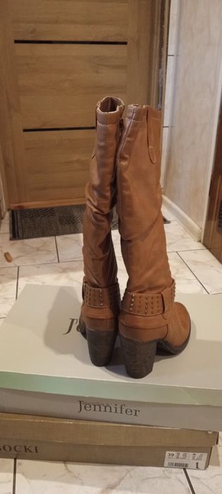 Buty kozaki długie na obcasie.