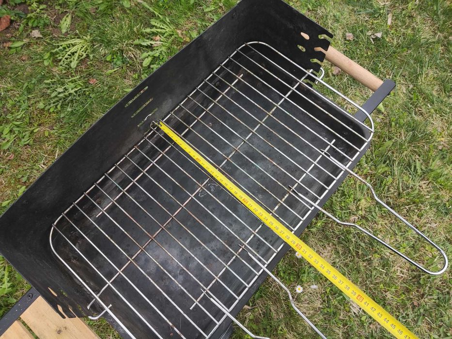 Grill węglowy na kółkach ze stolikiem