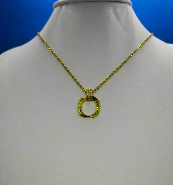 Colar Aço Dourado c/ Quadrado Requintado c/ Cristais Incustrados NOVO