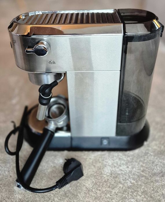 Ekspres kolbowy DeLonghi Dedica Style EC685