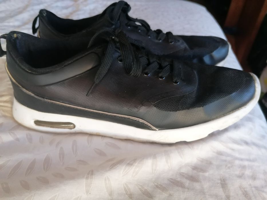 Sapatos Pretos (com bastante uso)