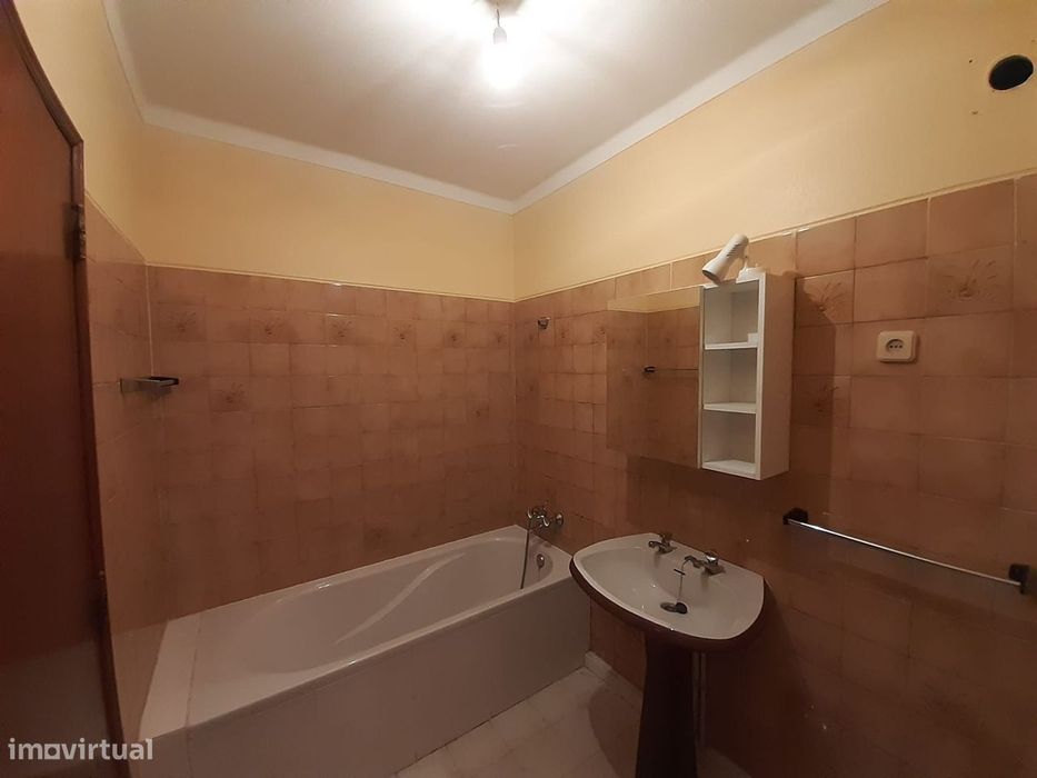 Apartamento T2 em Eiras (Urb do Loreto - perto Estação CP) com varanda