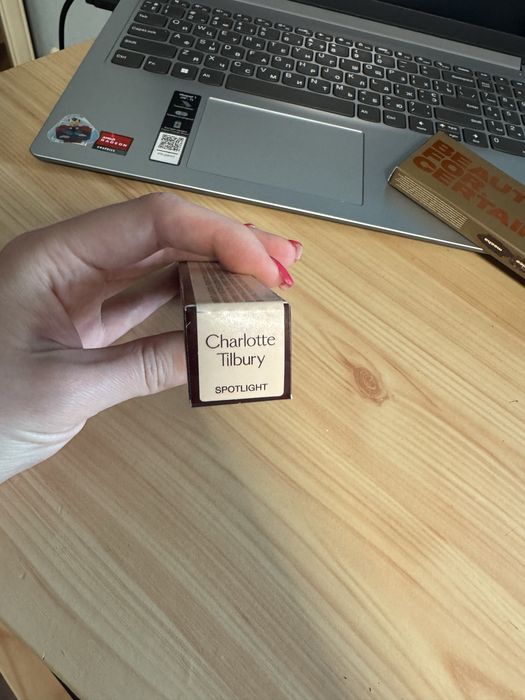 Рідкий хайлатер Charlotte Tilbury spotlight