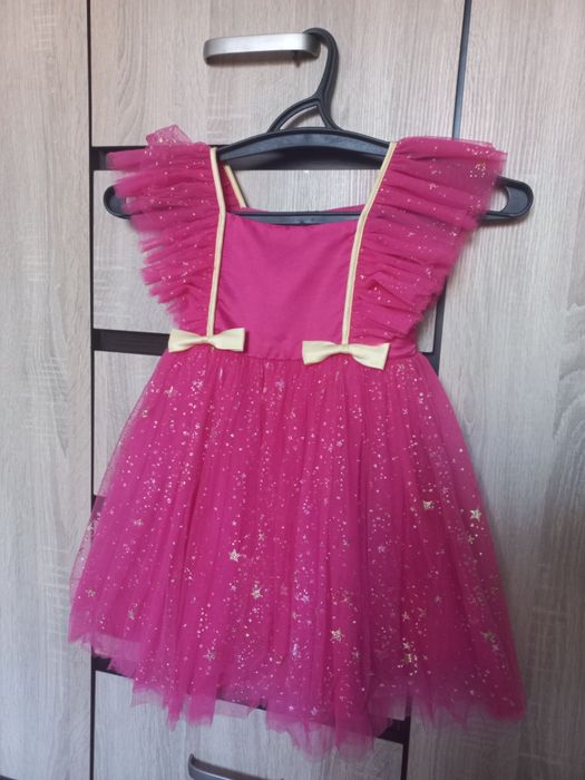 Пишна яскраво рожева сукня для дівчинки