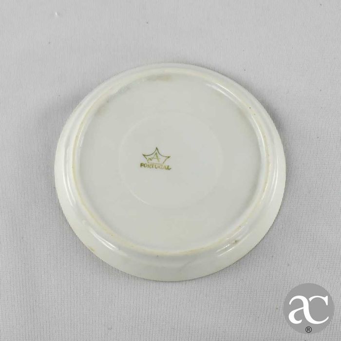 Taça e pires em porcelana Artibus, com friso a ouro