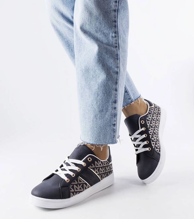 Granatowe sneakersy zdobione monogramem Bolduc