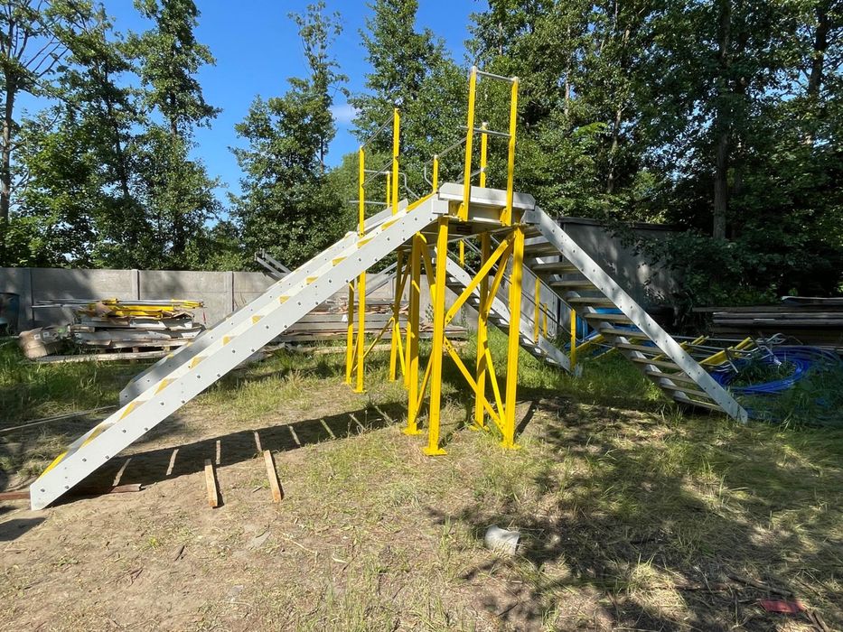 Schody stalowe z podestem