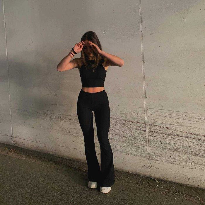 Женские модные брюки лосины клеш от колена микродайвинг черные