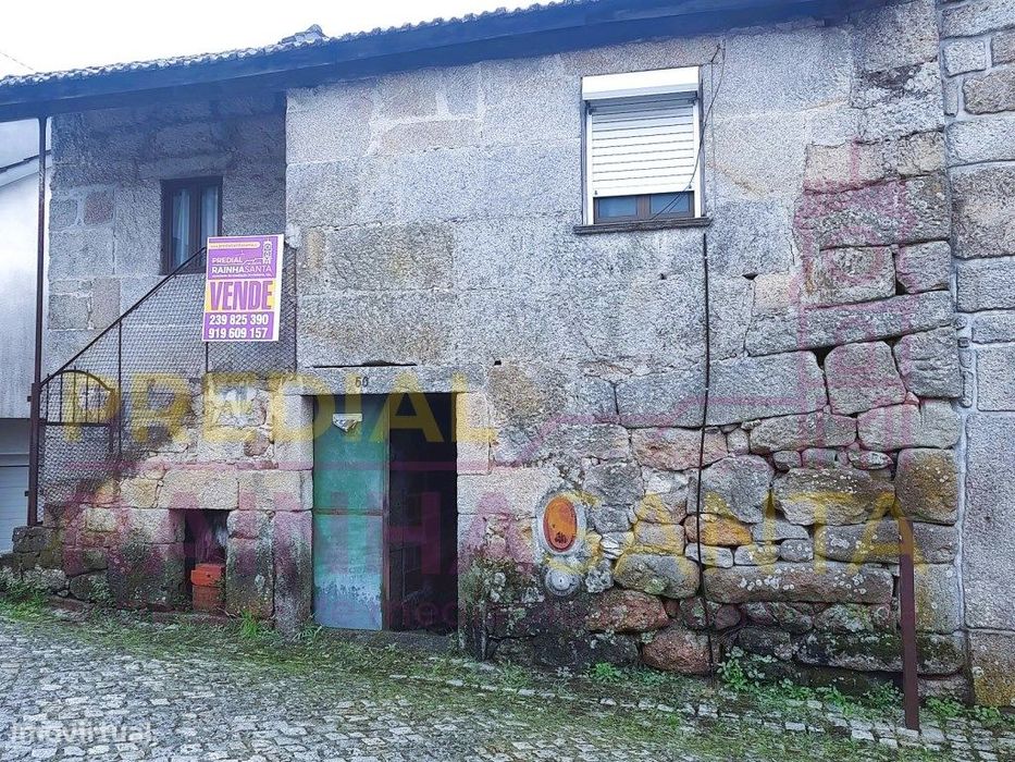 Moradia em pedra de granito com logradouro - Tem 2 entradas