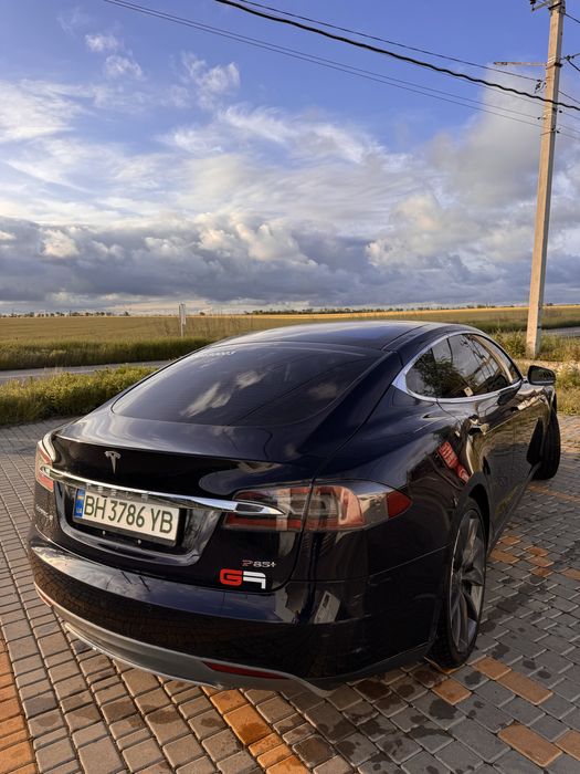 Tesla model s P85+. 2013
