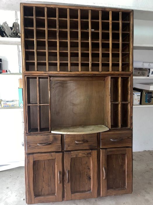 Móvel em madeira maciça – aparador para garrafas