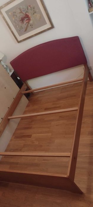 Cama de madeira com colchão ortopédico