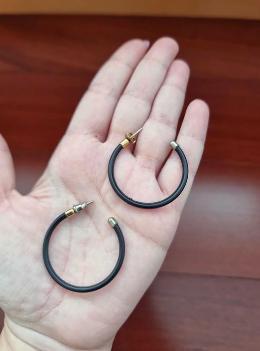 Argolas pretas de material leve