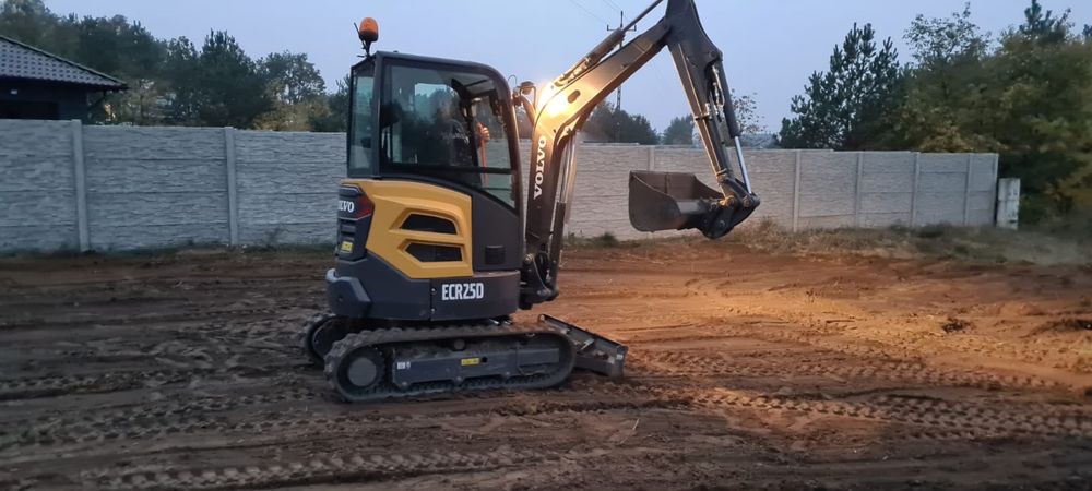 Mini koparka Volvo ECR25D usługi ziemne z operatorem