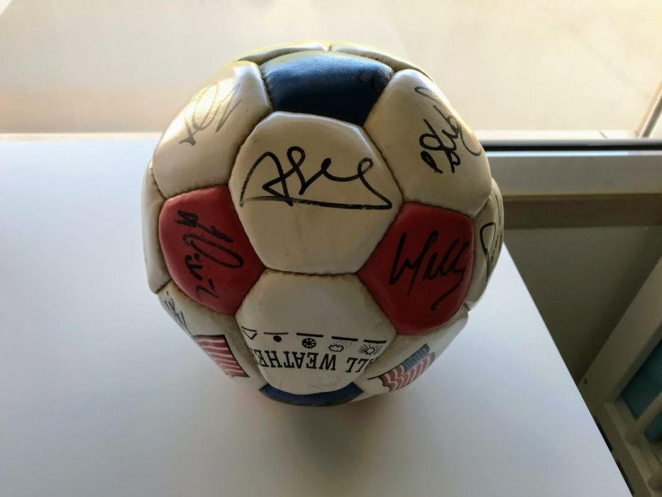 Bola da Liga de Portugal autografada por vários artistas - 3