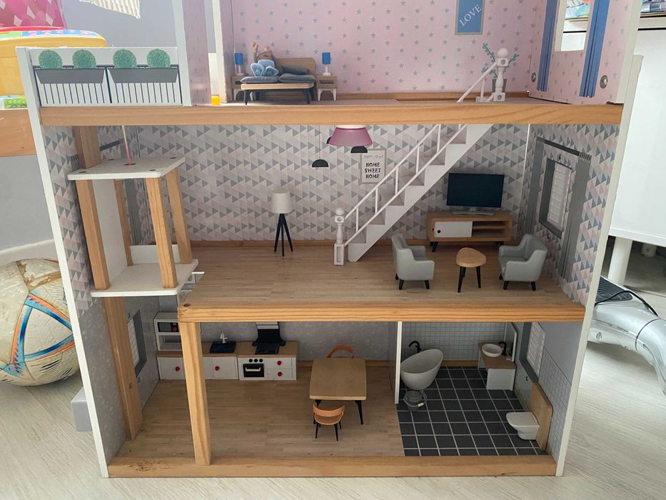 Casa de bonecas em madeira - como nova