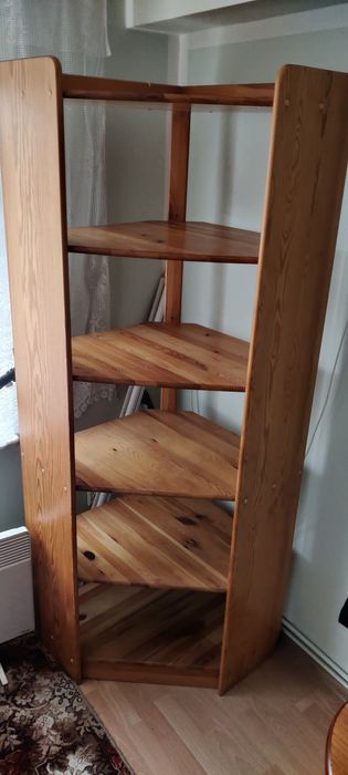 Regał narożny sosnowy.