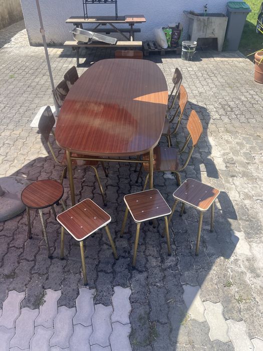 Mesa e cadeiras
