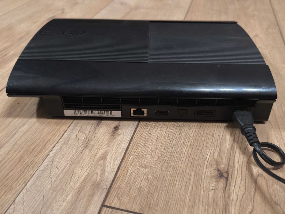 PlayStation 3 PS3 Super Slim 500 GB + pad