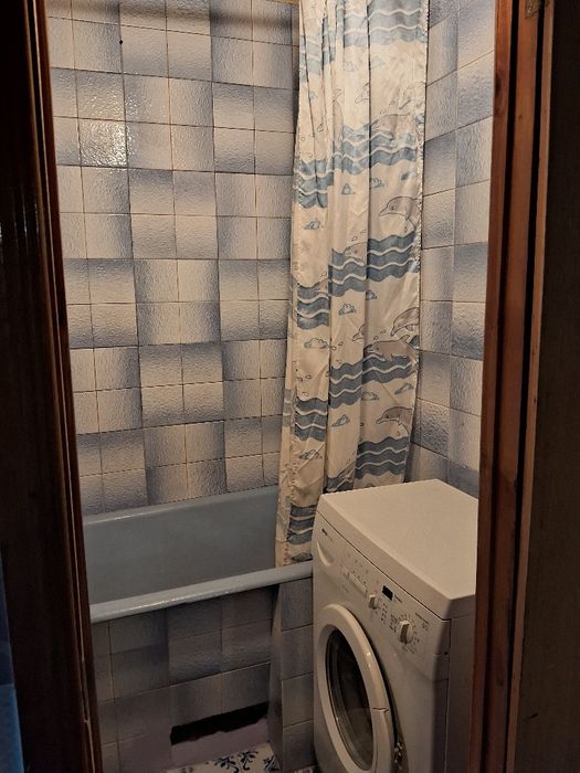 Сдам 2к квартиру коммунальные пополам