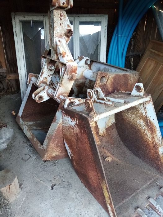 Продам грейферний і два траншейорийних ковші.