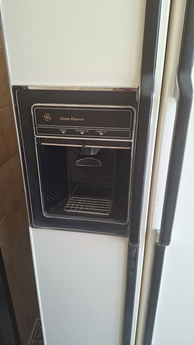 Frigorífico Americano Clássico GE Custom Dispenser – Estilo Retro