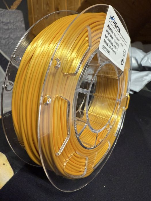 szpula żółtego filamentu AMOLEN Silk-Like do druku 3D.